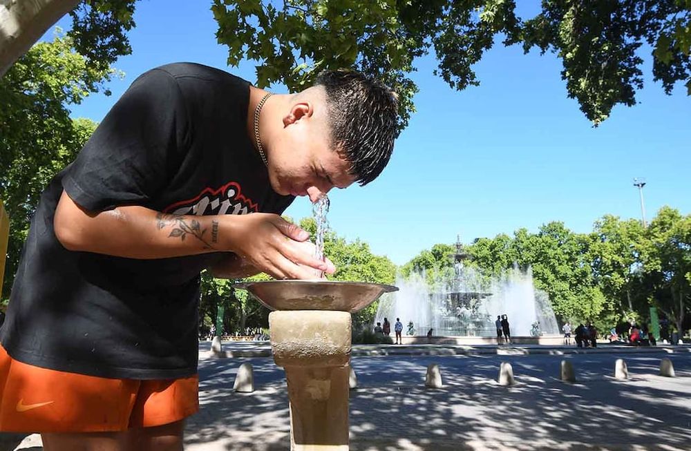 Se viene una semana con temperaturas muy altas en Mendoza. Matías se refresca en la zona de la Fuente de los Continentes en el Parque General San MartínFoto: José Gutierrez / Los Andes