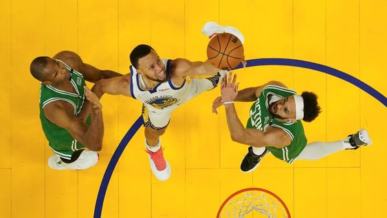 Golden State Warriors se recuperó y le ganó a Boston Celtics para igualar la serie final de la NBA. El miércoles próximo, el tercer partido. / AP