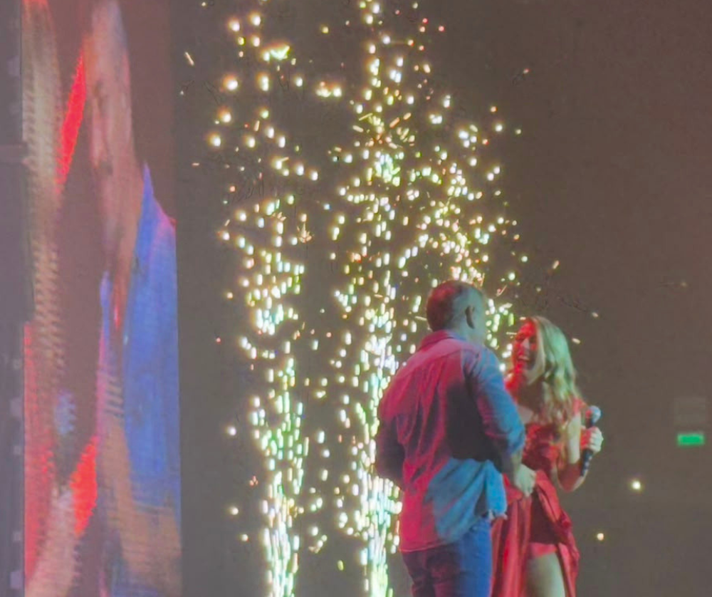 Federico Amador apareció en el escenario para cantar junto a ella “Te amo más”