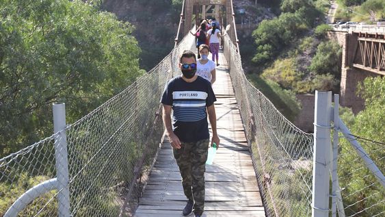 Ya sea para pasar el día o con reservas en cabañas y hospedajes de la zona, ayer muchos aprovecharon para pasear por Cacheuta y disfrutar del paisaje otoñal. / Foto: Mariana Villa