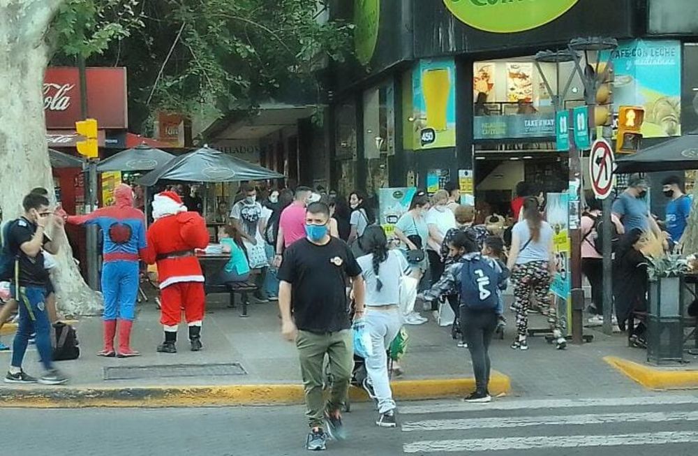 Comenzaron las compras para las fiestas de fin de año y el centro mendocino se muestra colapsado