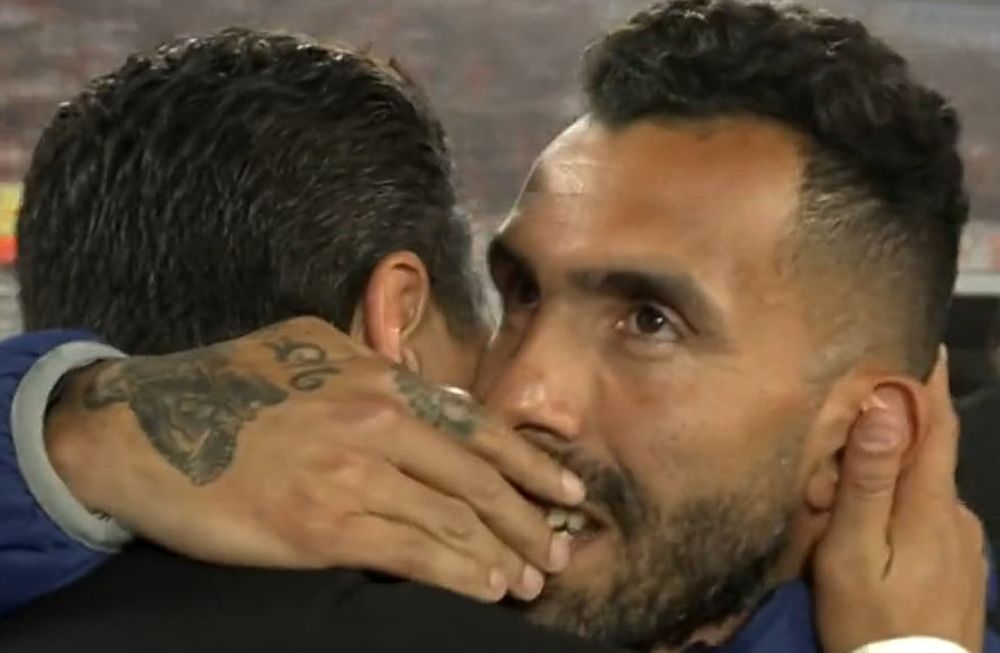 Marcelo Gallardo y Carlos Tevez se abrazaron en la previa del partido.
