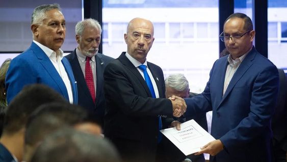 Pedro Carreño (izquierda), Oscar Laborde (centro) y Ramón Celestino Velásquez Araguayán (derecha), ministro de Transporte de Venezuela y Presidente de Conviasa. Foto: Web