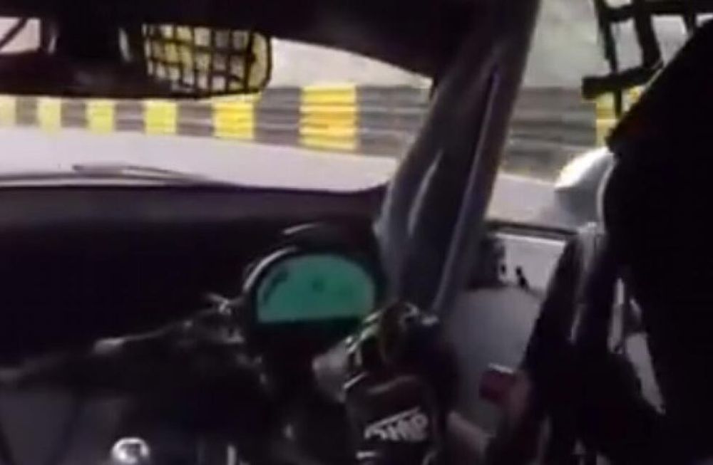 El piloto Kin Sang Cheang vivió una insólita situación en el Gran Premio de Macao, ya que se le salió el volante de su auto en plena vuelta rápida. ¡Increíble!