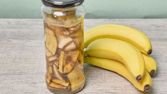 no la tires: por que recomiendan poner las cascaras de la banana en un frasco de agua