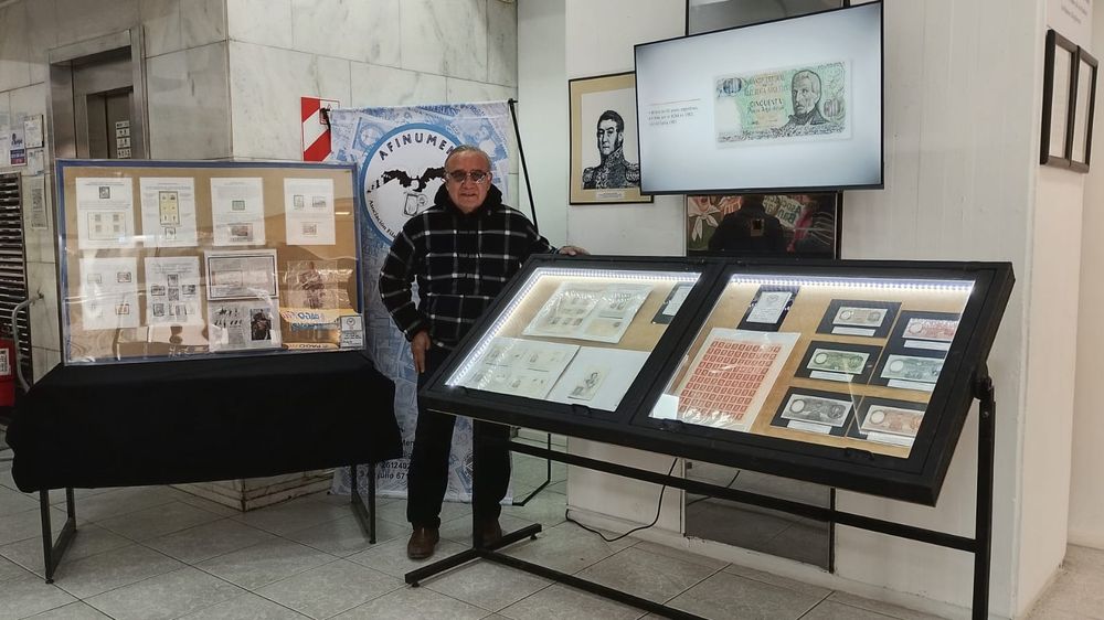 Vista de una parte de la muestra de la La Bancaria, donde se observa un sector dedicado a la numismática. 