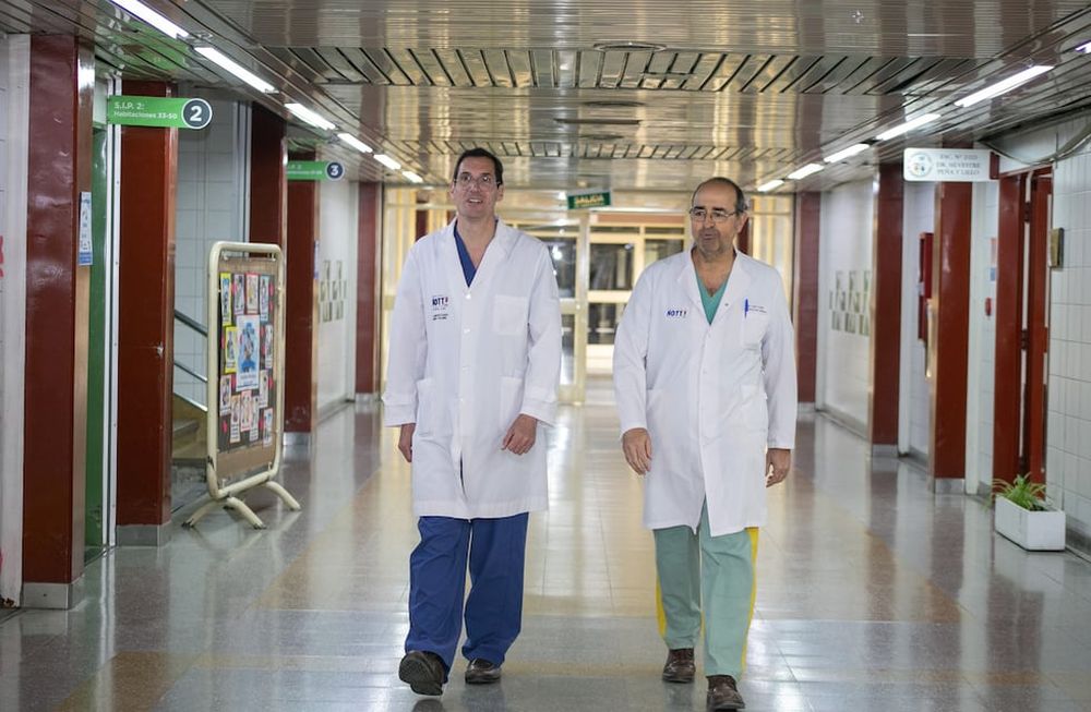 Médicos del hospital Notti realizaron por primera vez en Mendoza una cirugía de columna para colocar barras magnéticas. De izquierda a derecha, los cirujanos responsables del procedimiento; Dr. Alejandro Morales Ciancio y Dr. José Castro.