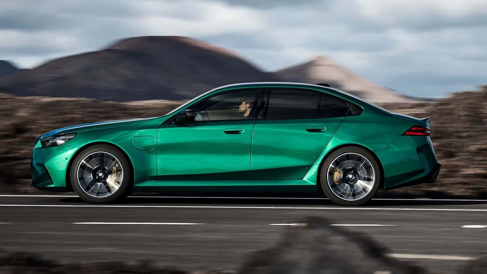 BMW M5 2025.