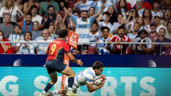 Juan Cruz Mallía apoya el primer try de Los Pumas en el duelo ante España, último antes del inicio del Mundial Francia 2023. (Prensa Los Pumas)