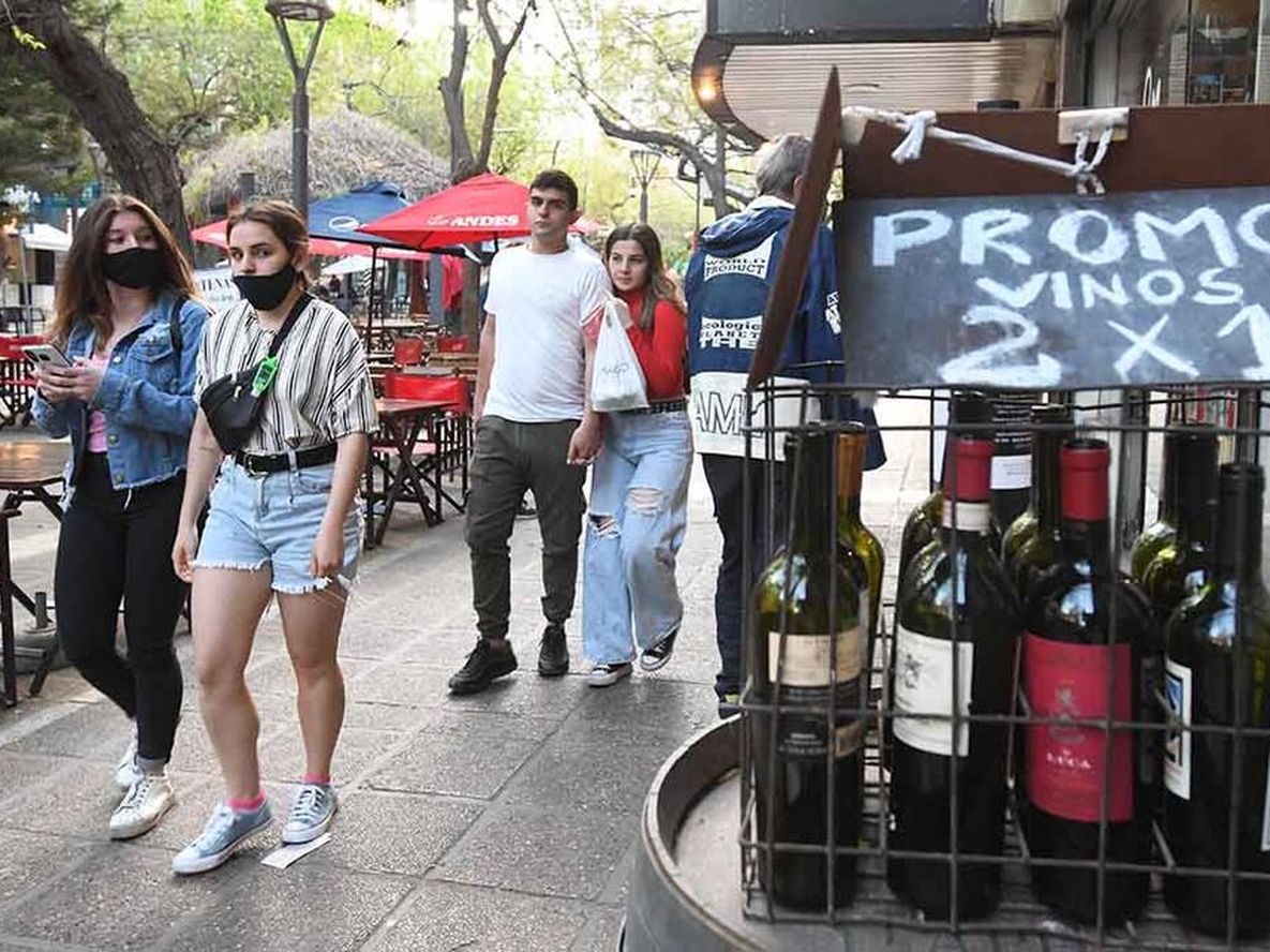 A partir del 1 de octubre no será obligatorio usar barbijo al aire libre, siempre que no haya aglomeración de gente. Foto: José Gutiérrez/Los Andes