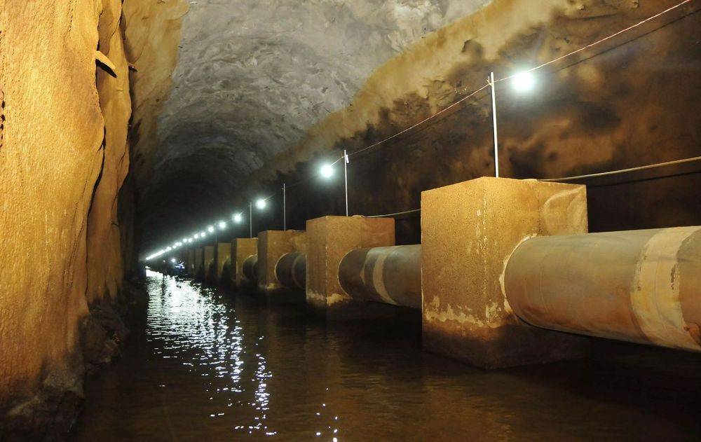 La resistencia de esta roca permitió aprovechar la estabilidad natural del terreno durante la excavación.
