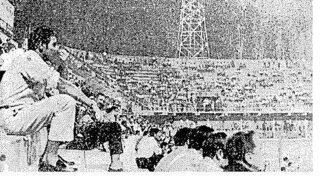 Los Andes | Jueves 6 de febrero de 1969, el día que se hizo la luz por primera vez en el Gambarte. Los espectadores de la tribuna oeste disfrutan del partido ante Chacarita mientras la torre de iluminación brilla en la oscuridad. / Foto: Archivo Los Andes.