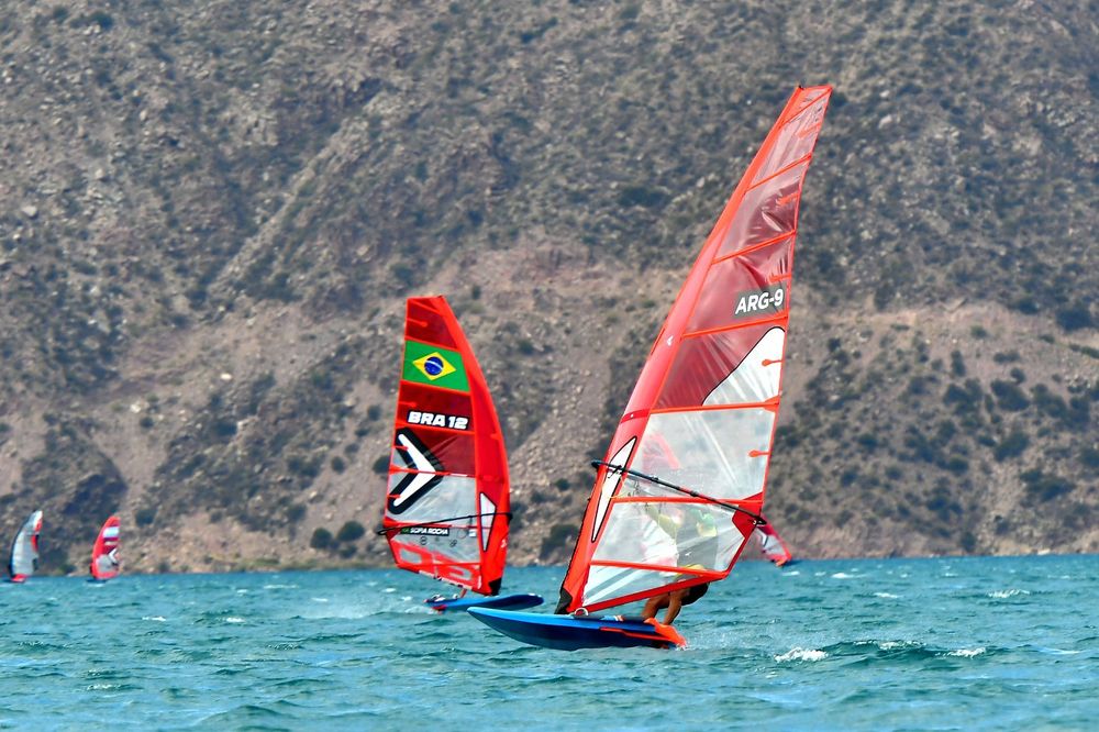 El embalse de Potrerillos es como el Disney para los amantes y seguidores del Windsurf es la mejor pista o cancha de la Argentina, según los entendidos