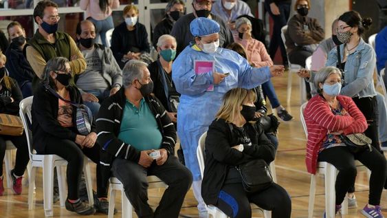 Vacunación con vacunas Sputnik V, en el Vacunatorio de campaña en el estadio Polimeni, de Las Heras. Foto: Orlando Pelichotti / Los Andes
