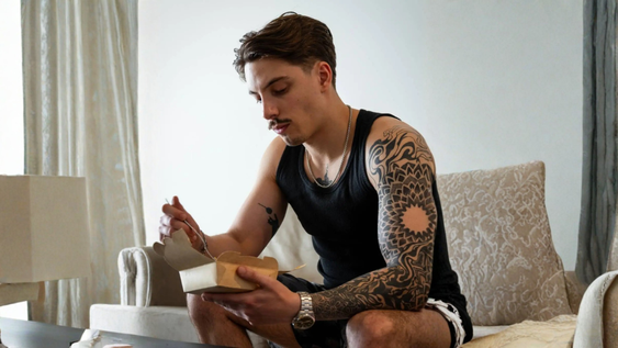 Francisco Virga, de 25 años, comiendo una de sus viandas fitness.&nbsp;