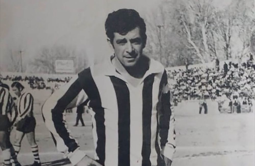 El Maestro Víctor Antonio Legrotaglie y su lugar en el mundo: una cancha de fútbol.
