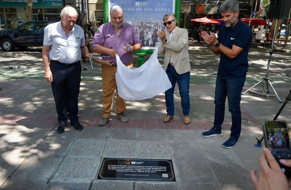 Cónsul Homero Pineda, Horacio Uliarte, Gustavo Capone y Ulpiano Suárez descubren la placa que rinde homenaje a los uruguayos de la Tragedia de los Andes.Foto: Orlando Pelichotti