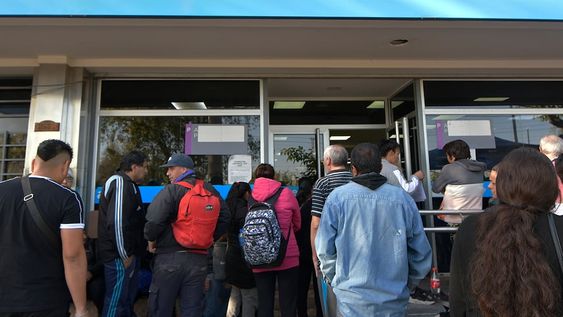 Demoras y largas filas en la Administración Nacional de la Seguridad Social (Anses), sucursal Guaymallén - Foto: Orlando Pelichotti / Los Andes