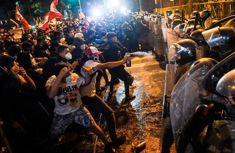 Protestas para que renuncie el presidente interino. Muertos, heridos y desaparecidos.