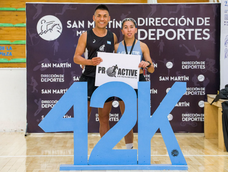 Los dos grandes protagonistas de la maratón esteña en 42k, Bruno Barsotti y Noelia Rodríguez.