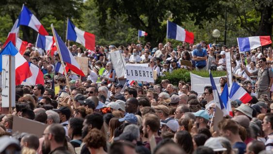 Manifestantes en todo el país por las medidas económicas de Macron (archivo AP)