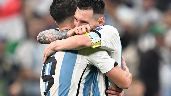 Julián Álvarez celebra con Lionel Messi el gol que selló el triunfo argentino y el pase a la final del Mundial de Qatar. Foto: EFE/EPA/Noushad Thekkayil