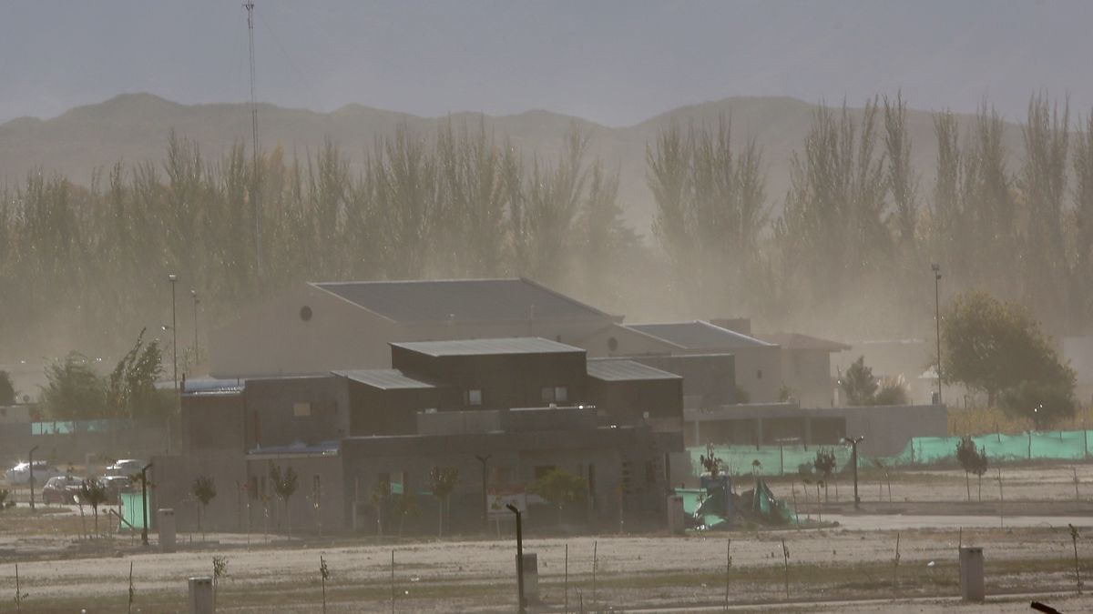 Turnos vespertino y nocturno: clases suspendidas por Zonda en un departamento de Mendoza