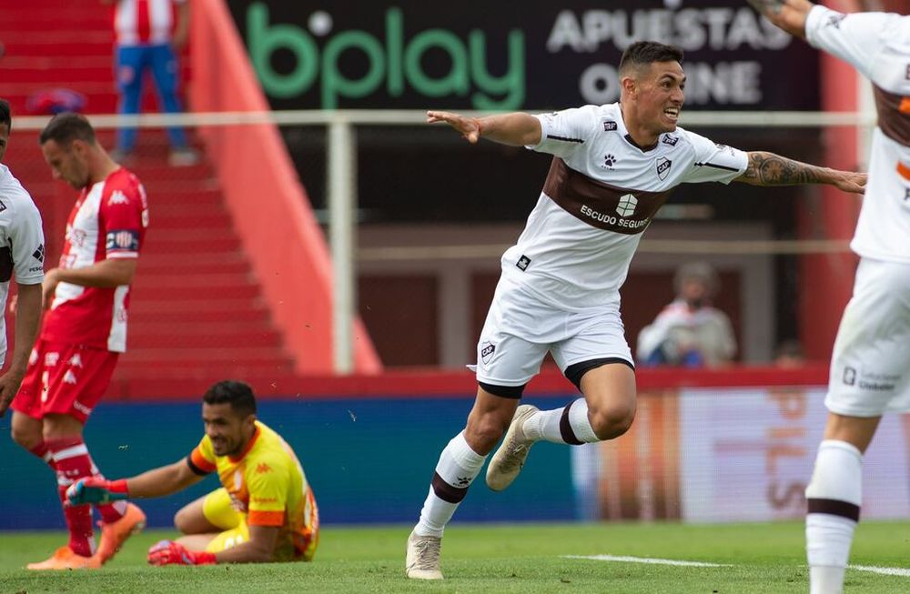 Matías Tissera anotó su cuarto tanto en el torneo. Todos como visitante: GELP, Banfield, Estudiantes y esta tarde en Santa Fe. (Prensa Platense)