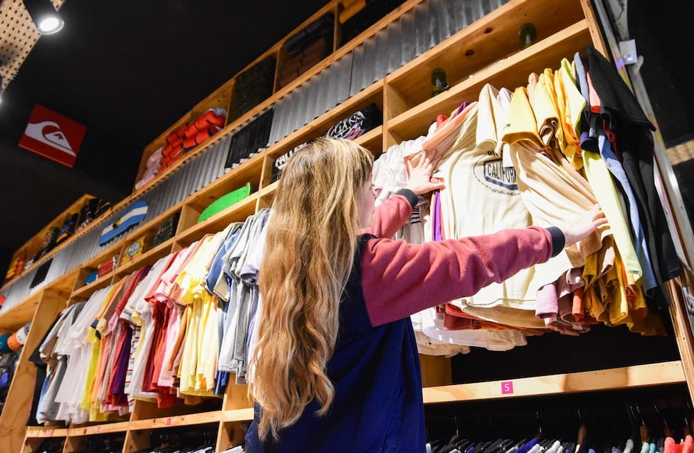 Adelanto de temporada primavera - verano, la indumentaria y calzado no aumentaron tanto como la inflación. foto: Mariana Villa / Los Andes.