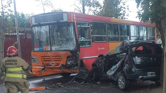 Tras el choque, la mujer de 30 años quedó atrapada en el interior del habitáculo, por lo que se solicitó los servicios de personal de bomberos para lograr liberarla. / Prensa Ministerio de Seguridad