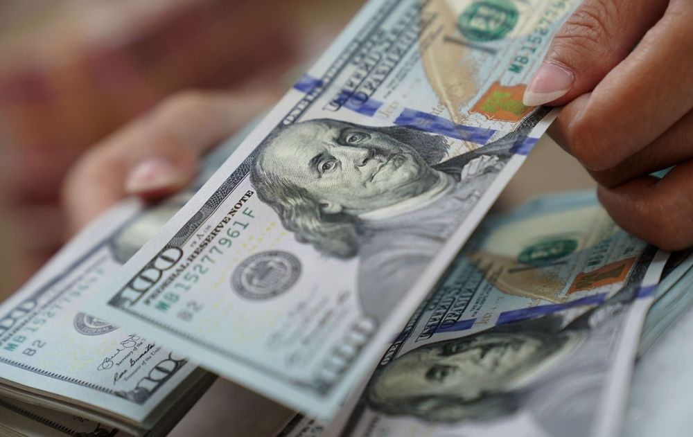 El dólar se mantiene en precios estables pese a los próximos vencimientos de deuda y el caos en el mercado internacional.