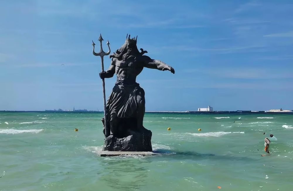 Habitantes de Yucatán, México, quieren derribar una estatua de Poseidón porque dicen que hace enojar al dios maya Chaac.  Foto: x.com/NotiGDL