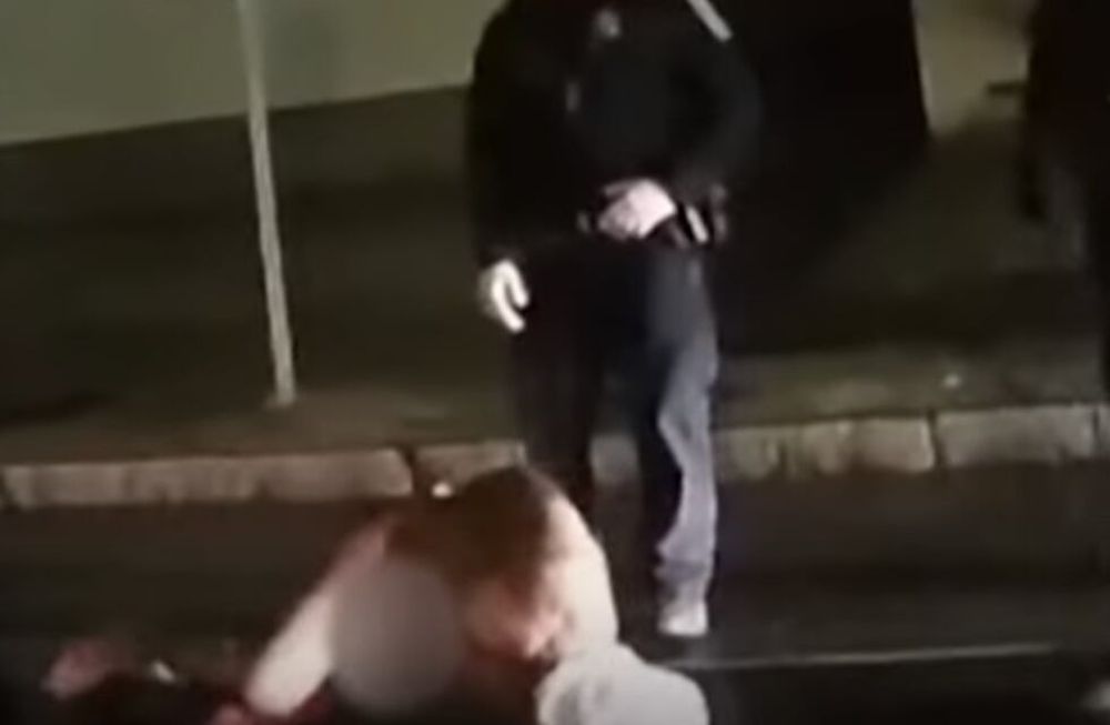 Otro impactante video muestra que el afroestadounidense muerto de asfixia había sido encapuchado por policías