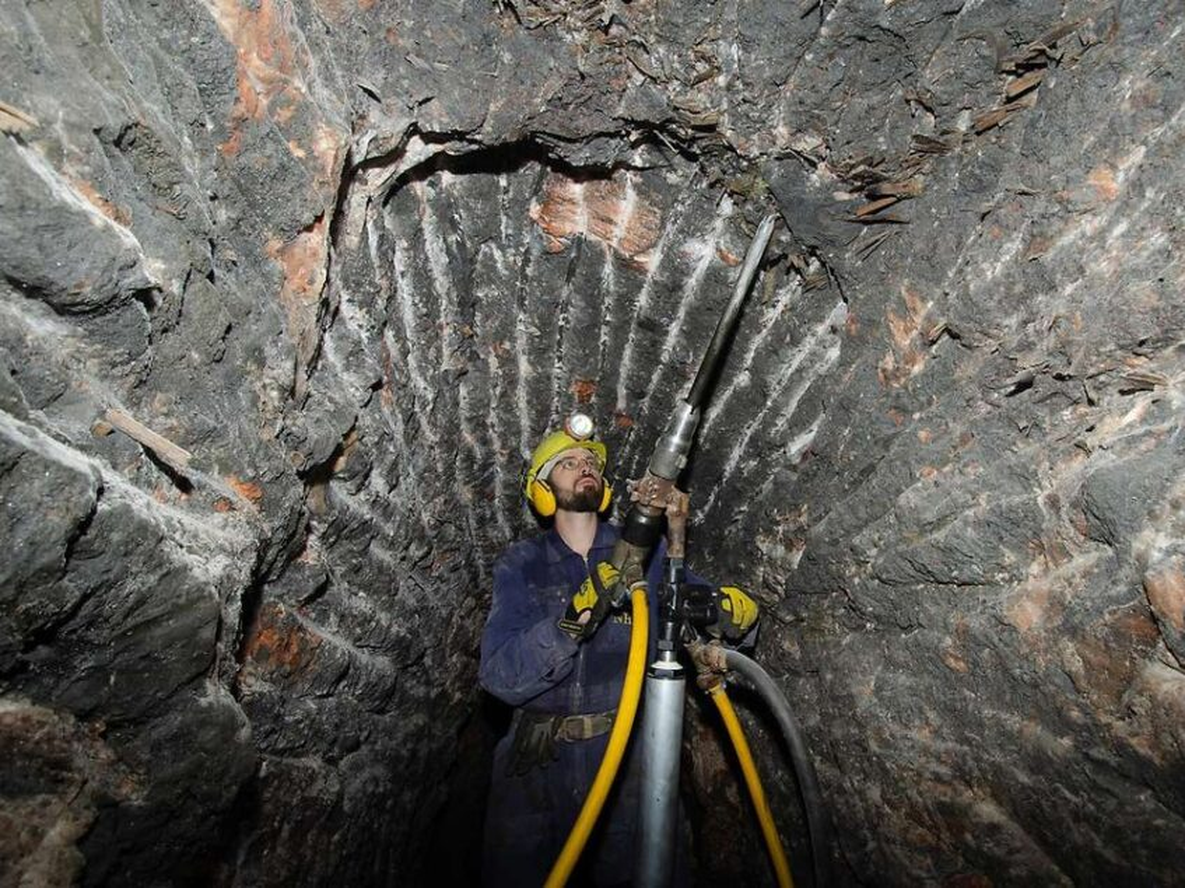 El hallazgo expone de forma directa cómo los mineros prehistóricos operaban en las profundidades y adaptaban sus técnicas al relieve geológico.