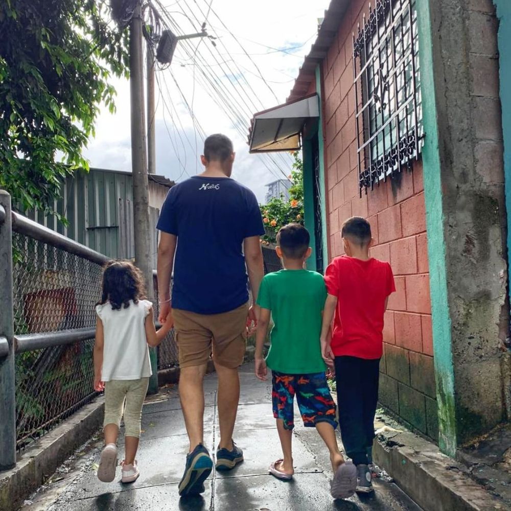 Une campagne puissante et émouvante invite les bénévoles à soutenir les enfants et les personnes âgées qui luttent seuls. Photo : Avec l'aimable autorisation de l'ONG Huellas.
