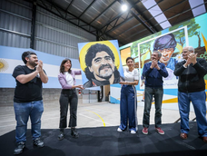 Máximo y Mayra Mendoza inauguraron el Polideportivo Diego Maradona en Quilmes Oeste.