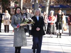Ofrenda floral. La embajadora de Eslovenia en Argentina, Tina Vodnik y la vicegobernadora Hebe Casado, en el homenaje al Libertador, en la plaza San Martín.