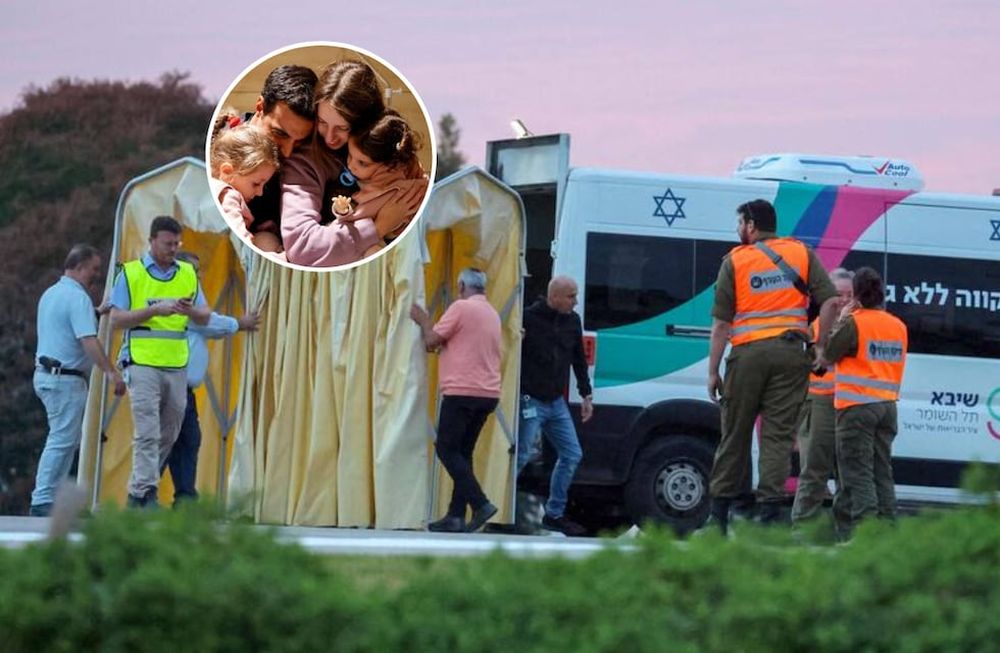 Las fuerzas de seguridad israelíes se encuentran junto a una ambulancia mientras el personal médico se prepara para la llegada de rehenes israelíes que serán liberados por Hamás. Foto: La Nación