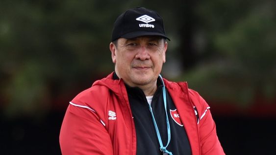 Germán Burgos felicitó a Dibu Martínez por superar su récord de valla invicta en la Selección Argentina. / Gentileza.