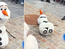 Un robot de Olaf se cayó en pleno espectáculo en Disneyland y protagonizó un blooper viral