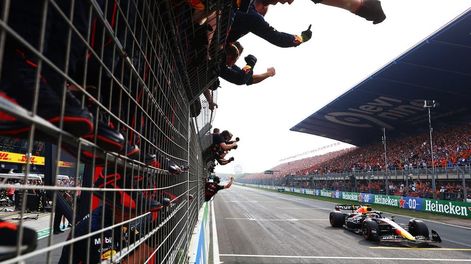 La FIA prohibirá a los miembros de los equipos subir a la valla del pitwall. / Gentileza.