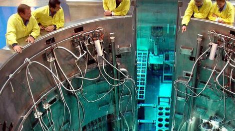 De exportación. Técnicos de Invap observan el núcleo del reactor Opal que diseñaron para Australia. Es la joya mundial de la tecnología atómica para la investigación y producción de radioisótopos (Gentileza Invap)