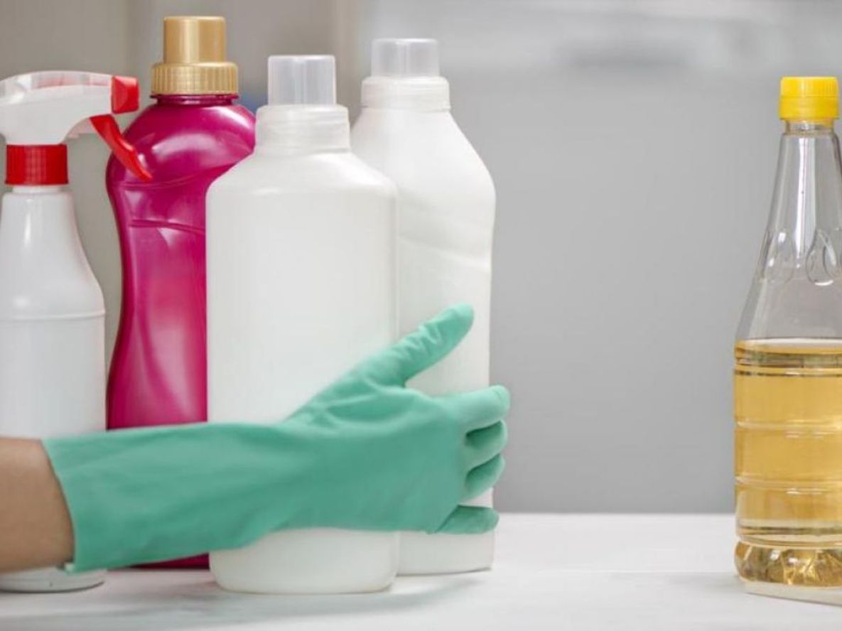 Los desinfectantes y sanitizantes nunca deben mezclarse como productos de limpieza porque pueden generar sustancias peligrosas para la salud.