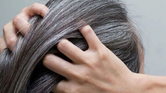 La causa de la aparición de canas prematuras en personas jóvenes