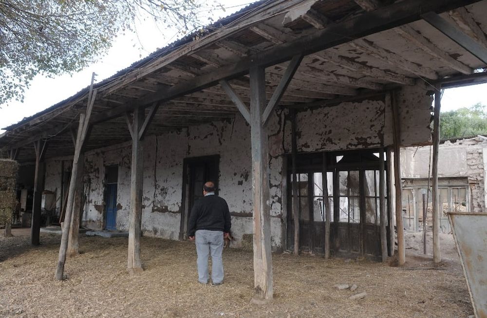 La propiedad se encuentra en un estado de abandono. Grandes postes de madera le permiten a la estructura de adobe mantenerse en pie. | Foto: Los Andes