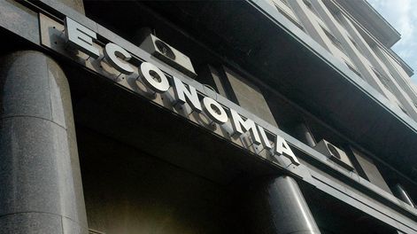 Funcionarios de Caputo respondieron a las críticas por préstamos millonarios.