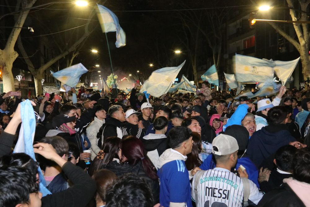 Miles de mendocinos coparon el KM 0 para celebrar el pase de Argentina a semifinales del Mundial 2026