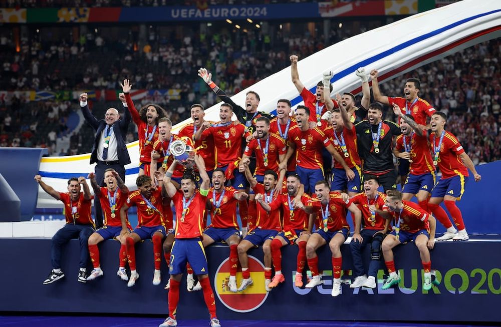 BERLÍN, 14/07/2024.- Los jugadores de la selección española celebran su victoria en la final de la Eurocopa tras derrotar por 2-1 a Inglaterra en el encuentro que han disputado hoy domingo en el estadio Olímpico de Berlín. EFE /Alberto Estévez.