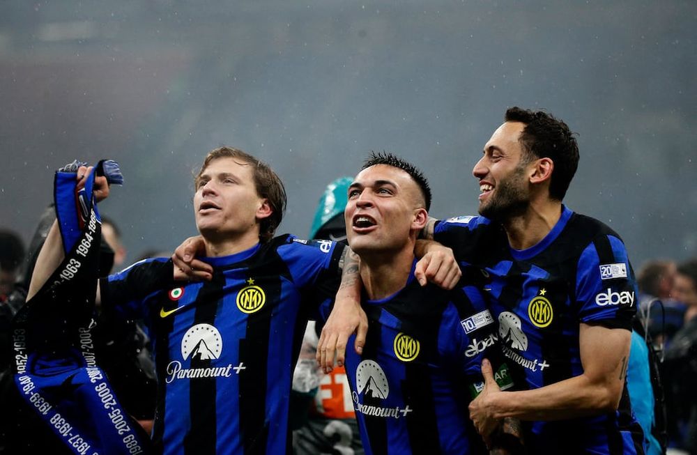 Fútbol - Serie A - AC Milan - Inter de Milán - San Siro, Milán, Italia - 22 de abril de 2024Nicolo Barella, Lautaro Martínez y Hakan Calhanoglu, del Inter de Milán, celebran la victoria en la Serie A tras el partido Foto NA: REUTERS/Alessandro Garofalo