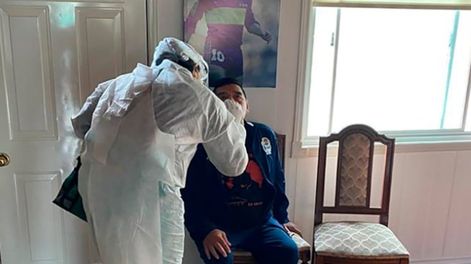 Días atrás, Maradona fue hisopado por protocolos deportivos. Le volverán a hacer el test de coronavirus.